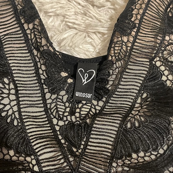 V Neck Lace Bodysuit - Picture 4 of 7